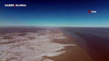 Tuz Gölü'nde umutlandıran kar ve yağmur