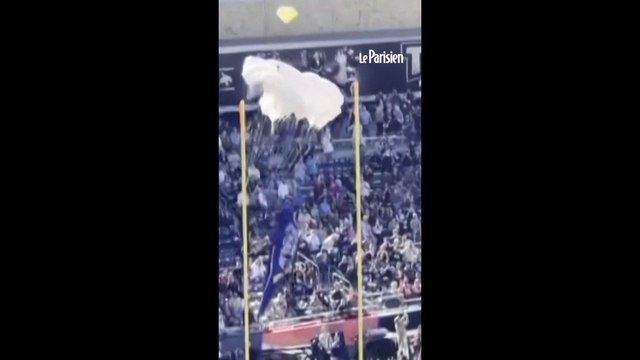 États-Unis : un parachutiste percute un filet lors d'un show dans un stade