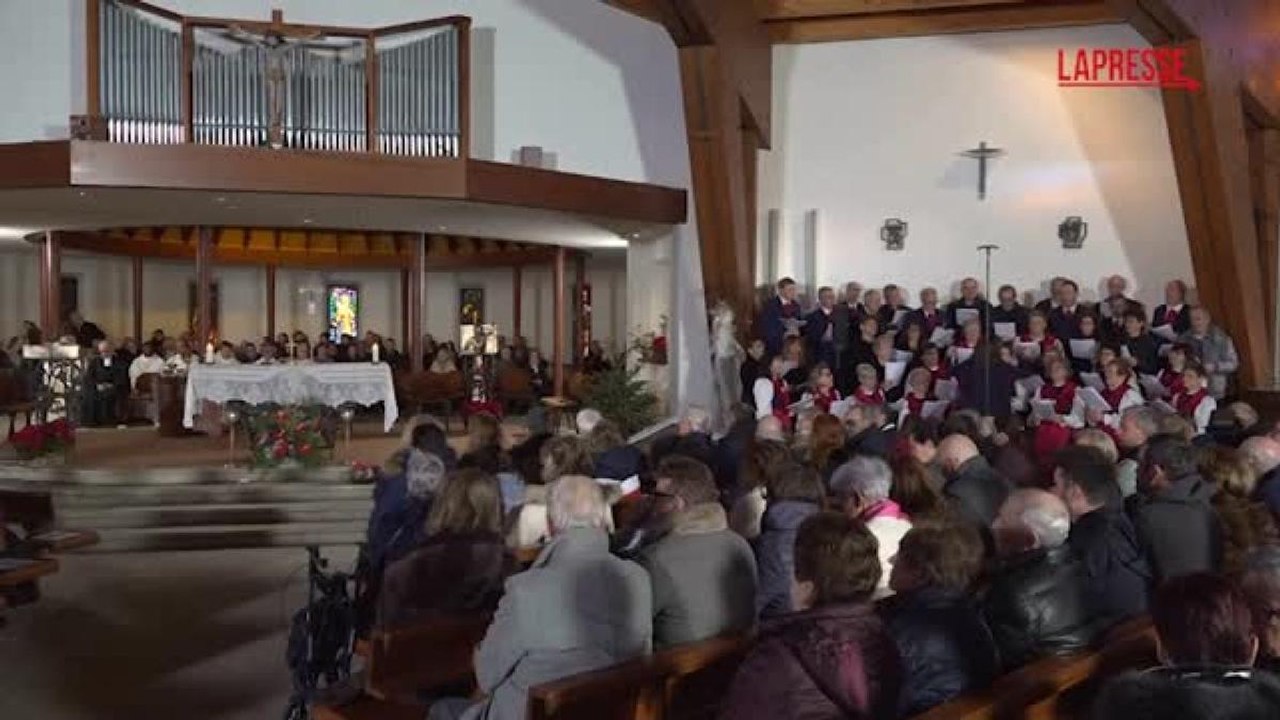 La chiesa di Crans Montana gremita per la messa in onore delle vittime dell'incendio a 'Le Constellation'