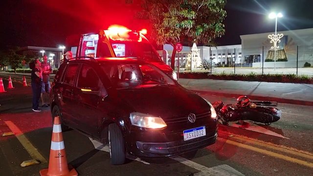 Motociclista fica ferido após colisão traseira na Avenida Tito Muffato