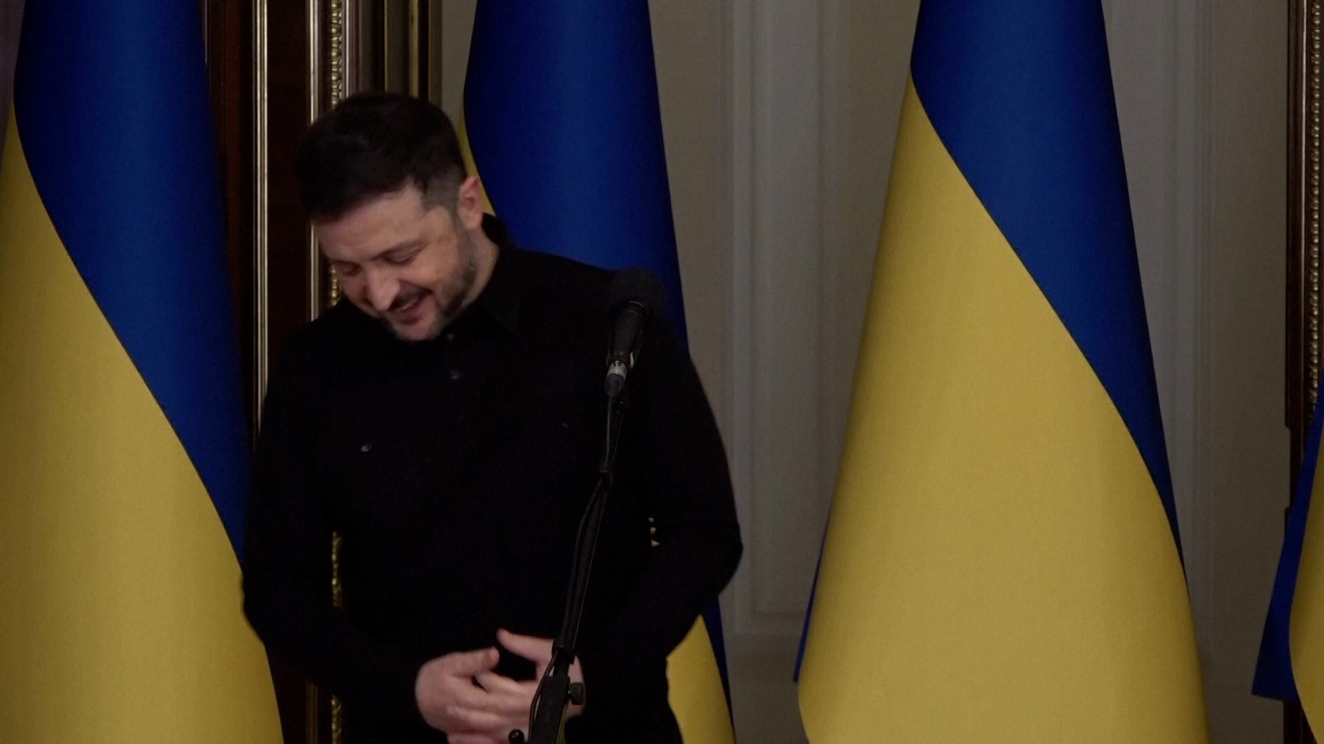 En un giro inesperado de la diplomacia internacional, el presidente de Ucrania, Volodimir Zelenski, ha valorado positivamente la reciente intervenci�n militar de Estados Unidos en Caracas que culmin� con la detenci�n de Nicol�s Maduro. El mandatario ucraniano, que se encuentra inmerso en su propia lucha por la soberan�a nacional, no ha ocultado su satisfacci�n ante la noticia, afirmando este s�bado que Washington "sabe c�mo tratar a los dictadores".
Kiev elogia la contundencia de Washington frente al r�gimen
Las declaraciones de Zelenski se produjeron en un contexto de alta relevancia pol�tica, justo despu�s de mantener una reuni�n en Kiev con asesores de seguridad nacional de una coalici�n de pa�ses voluntarios. Este grupo, que trabaja activamente por la paz en Ucrania, cuenta con la representaci�n de naciones clave como Espa�a, Alemania, Francia, Reino Unido e Italia, adem�s de delegados de la OTAN y la Comisi�n Europea.
Al ser consultado por la prensa sobre los sucesos en Venezuela, el l�der ucraniano reflexion� sobre la capacidad de respuesta de la administraci�n estadounidense: "Bueno. �Qu� puedo decir? Si puedes tratar a los dictadores as�, entonces Estados Unidos de Am�rica sabe qu� hacer despu�s". Estas palabras subrayan la percepci�n de Kiev sobre la eficacia militar de su principal aliado estrat�gico.
Ucrania defiende una "oportunidad de libertad" para los venezolanos
M�s all� de las valoraciones estrat�gicas de Zelenski, el Gobierno de Ucrania ha emitido un posicionamiento oficial de car�cter �tico y humanitario. El ministro de Asuntos Exteriores, Andrii Sibiha, ha liderado esta postura defendiendo que Venezuela merece por fin "una oportunidad de libertad". A trav�s de sus canales oficiales, Sibiha subray� que "el pueblo de Venezuela debe tener la oportunidad de una vida normal, con seguridad, prosperidad y dignidad humana" y garantiz� que desde Ucrania "vamos a seguir apoyando su derecho a esa normalidad, respeto y libertad".
La diplomacia ucraniana fundamenta este apoyo en "el derecho de las naciones a vivir libremente, libres de dictadura, opresi�n y violaciones de derechos humanos", principios que, seg�n Kiev, "el r�gimen de Maduro ha violado" sistem�ticamente.
Denuncia de cr�menes y rechazo a las elecciones de 2024
El Ejecutivo ucraniano ha aprovechado este hito para recordar que, al igual que decenas de pa�ses occidentales, no reconoce la legitimidad de Maduro tras el proceso electoral de julio de 2024, el cual califican de fraudulento. Sibiha record� que la comunidad internacional ha denunciado repetidamente los "cr�menes, violencia, tortura, opresi�n y abusos de todas las libertades b�sicas, el robo de votos y la destrucci�n de la democracia y el estado de derecho" en el pa�s caribe�o.
Mirando hacia el futuro, Ucrania asegura que permanecer� atenta a los acontecimientos, siempre bajo los principios del derecho internacional y dando prioridad a "la democracia, los derechos humanos y el inter�s de los venezolanos". El ministro cerr� su mensaje con un reconocimiento global: "Gracias a todos los que en el mundo ayudan a proteger la vida".