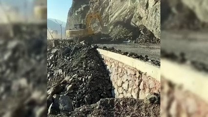 Heyelan nedeniyle kapanan köy yolu ulaşıma açıldı