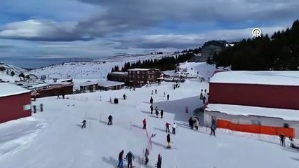 Çambaşı Kayak Merkezi'nde hafta sonu yoğunluğu: Pistler kayak severlerle doldu