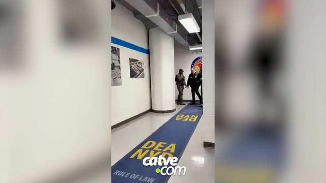 Casa Branca divulga imagens de Maduro sob custódia nos Estados Unidos