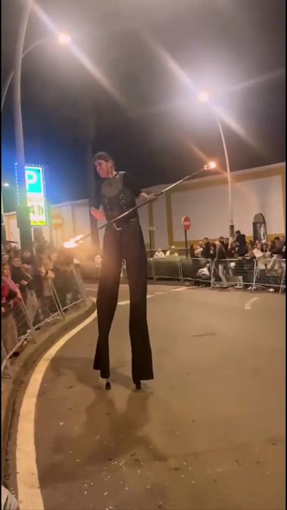 Artista con zancos y bastón de fuego deslumbra en la Cabalgata de Reyes