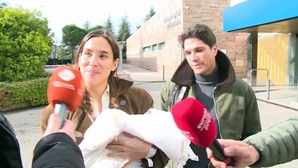 Primeras palabras de María Pombo y Pablo Castellanos al salir del hospital