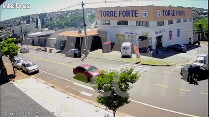 VEJA: Câmera flagra acidente que deixou ciclista gravemente ferida em Cascavel