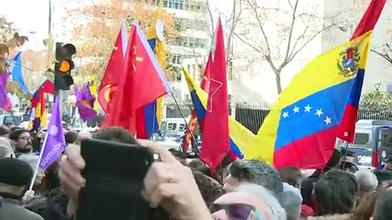 Cientos de personas se manifiestan contra el "ataque" de EEUU a Venezuela