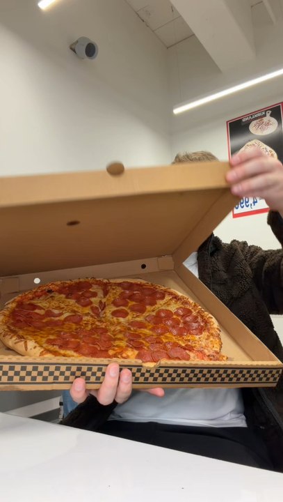 Toute la nourriture chez Costco 😍✨Pizza pepperoni, tarte flambée, hot-dog ou encore poulet frites…Et si vous n’avez pas encore vu les deux vlogs, ils sont disponibles sur la chaîne YouTube de Lou et Mayline : MaylineLou 💪🎉