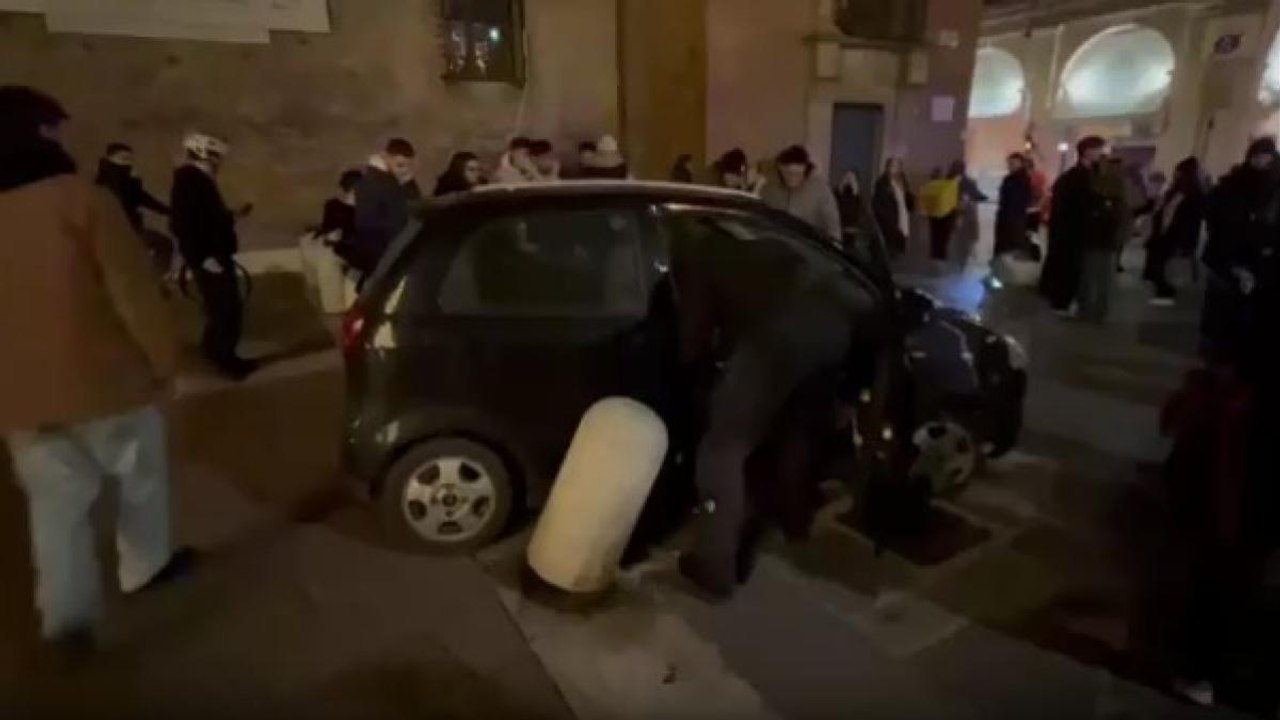Bologna, auto abbatte un fittone di piazza del Nettuno: il video. Paura nel cuore della città, intervengono polizia e un'ambulanza