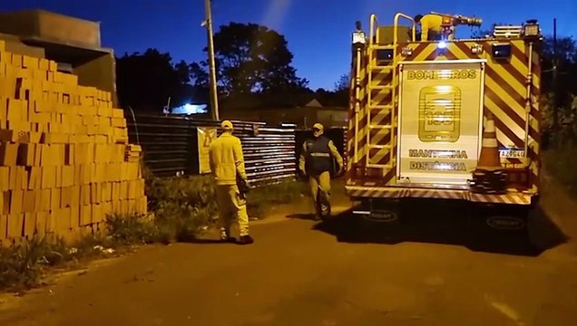 Bombeiros resgatam cãozinho que caiu em bueiro no Bairro Esmeralda