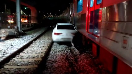 음주운전하다 경의중앙선 철로에 빠져 열차 충돌...20대 입건 / YTN