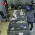 Korku dolu anlar kamerada Silahlı 2 hırsız, 3 dakika içerisinde kuyumcuyu soydu