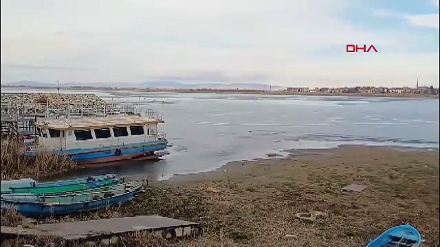 Türkiye'nin kuraklıkla yok olmaya başlayan dev gölünde şaşırtan manzara!