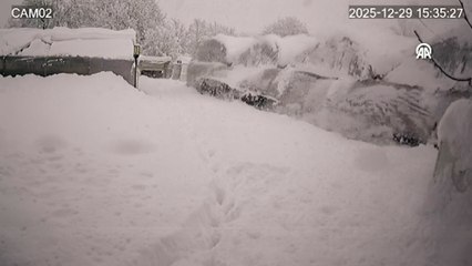 Yoğun kar nedeniyle seraların çökme anı kamerada