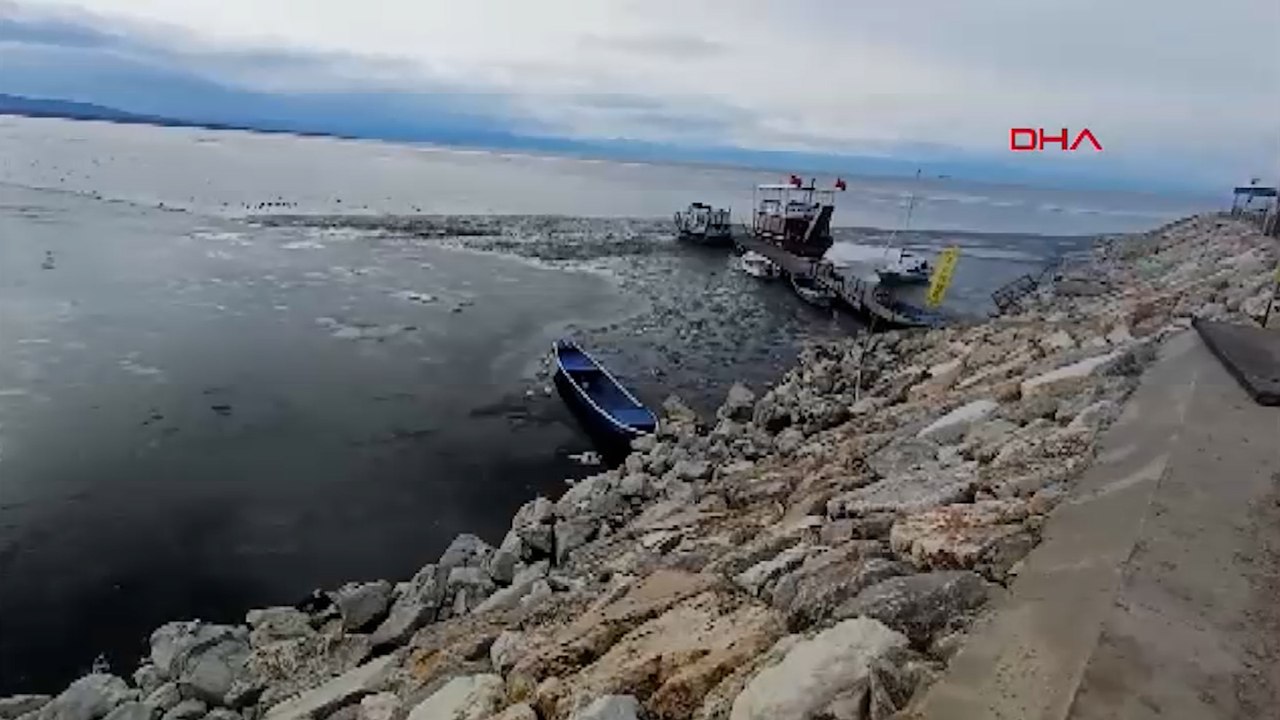 Beyşehir Gölü’nün yüzeyi buz tuttu