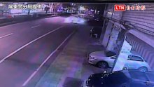 BMW屏市彎道失控轉一圈半撞住家 2人棄車落跑