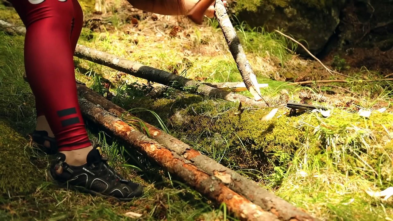 BUILDING A SURVIVAL SHELTER UNDER A HUGE STONE: Wilderness Bushcraft Solo Camping! 🌲🔥