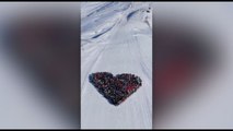 Crans-Montana, cuore sulla neve per le vittime, l'omaggio degli sciatori
