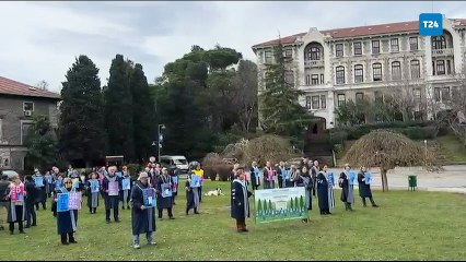 Boğaziçi Üniversitesi akademisyenleri, rektörlüğe sırt dönme eylemlerinin 5. yılında bir kez daha Güney Meydan’da toplandı