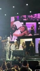 Amaia sopla las velas por su cumpleaños al terminar el primer concierto de su gira