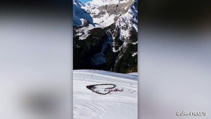 Crans-Montana, cuore sulla neve per le vittime, l'omaggio degli sciatori