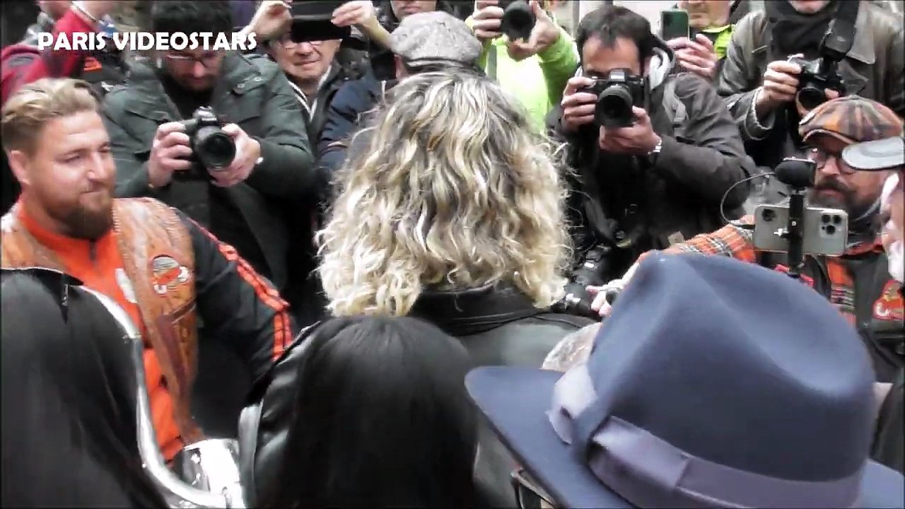 2023 – Johnny Hallyday : le 22 décembre, les bikers en Harley-Davidson célèbrent Johnny avec Laeticia à Paris