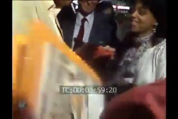 1984 – Johnny Hallyday : le 23 mai, arrivée à Cannes avec Nathalie Baye (Rushs Pathé)