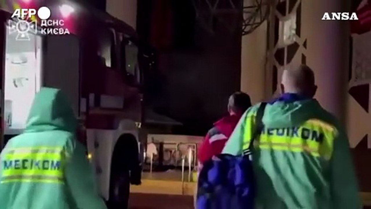 Ucraina, raid russo nella notte: colpito un ospedale a Kiev