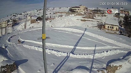 Doğanın kanunu gözler önüne serildi, vaşağın tavşan avı anbean kaydedildi