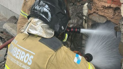 Bombeiros atuam há quatro dias após incêndio no Shopping Tijuca