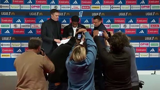 Endrick pose avec le maillot de l’Olympique lyonnais et portera le numéro 9 - Foot - Ligue 1