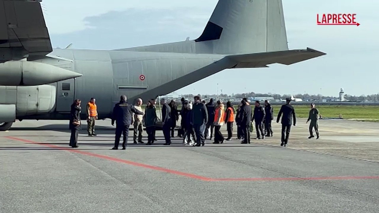 Crans-Montana, il volo con le salme delle 5 vittime atterra a Milano Linate