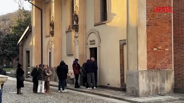 Crans-Montana, amici e familiari alla camera ardente di Achille Barosi a Milano