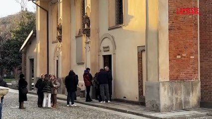 Crans-Montana, amici e familiari alla camera ardente di Achille Barosi a Milano