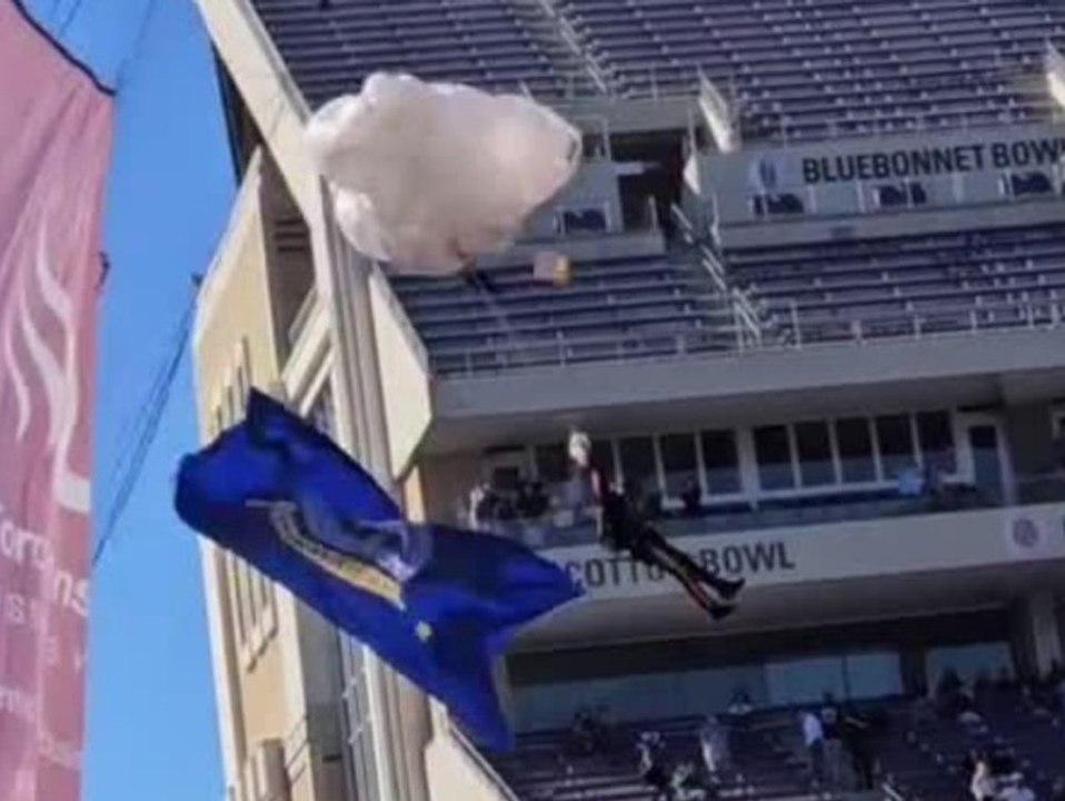 Schock vor Footballspiel: Fallschirmspringer bleibt an Seil hängen