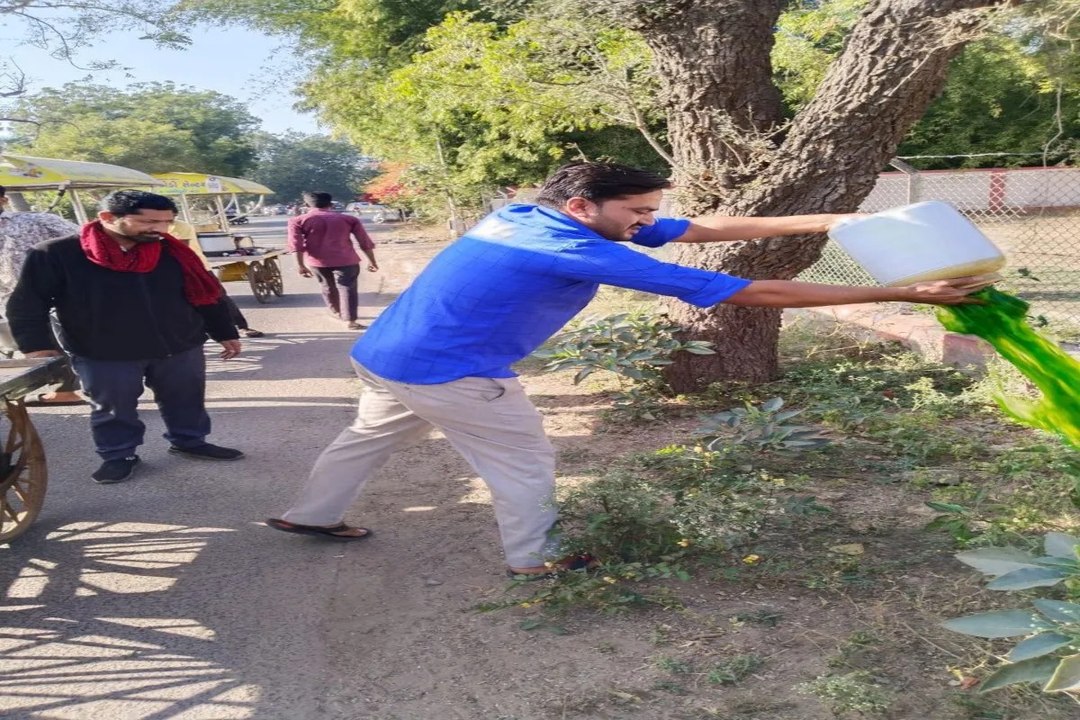 VIDEO: गांधीनगर में दूषित पानी से टाइफाइड का कहर, दो बच्चे की संदिग्ध मौत