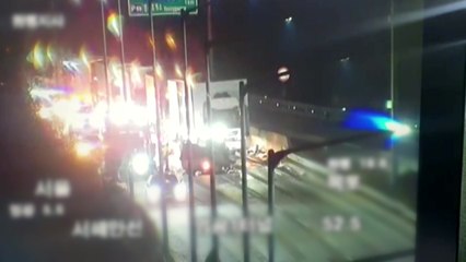 서해안고속도로에서 화물차 추돌 사고...1명 이송 / YTN