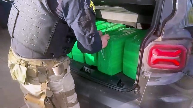 PRF apreende 224 kg de maconha e prende três batedores em Alto Paraíso