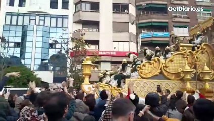 Juanma Moreno lanza caramelos vestido como Baltasar desde la carroza del rey mago durante la cabalgata de Sevilla