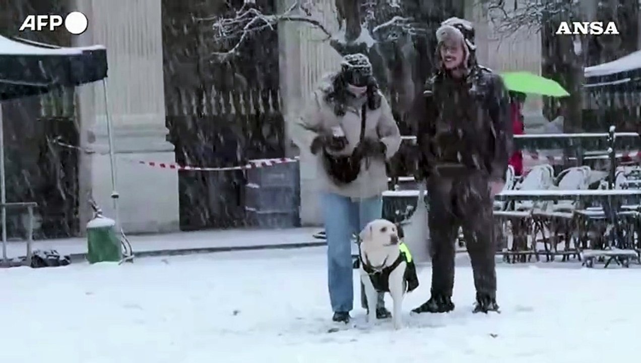 Parigi, la neve imbianca i giardini del Palais-Royal