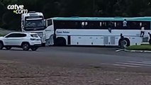 Após acidente, passageiros saem pela janela de ônibus em Céu Azul