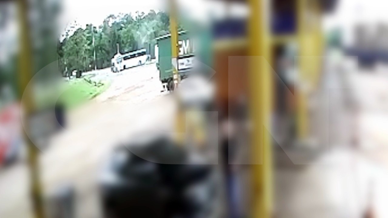 Veja como ocorreu acidente entre ônibus e caminhão na BR-277