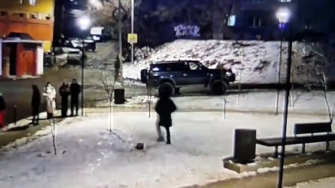 Jeter un pétard dans une poubelle... mauvaise idée