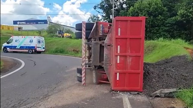 Caminhão carregado de pedras tomba em alça da BR-277, em Cascavel
