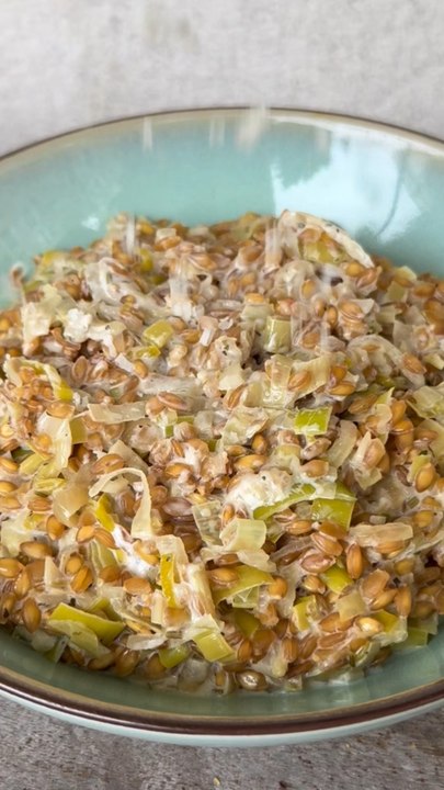 1 signe astro = 1 recette : CAPRICORNE ♑️ One pot petit épeautre, poireau, et noisettes 🥬