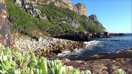 Relaxing ocean waves video - gentle ocean waves breaking on a rocky shore - HD1080P_Clip