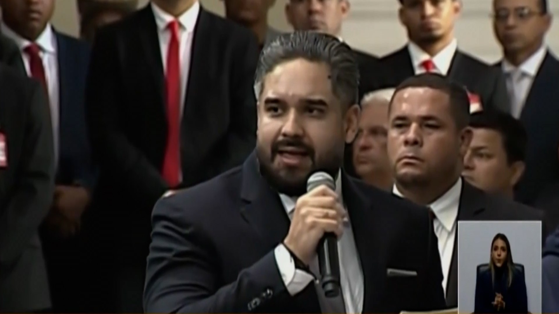 La pol�tica venezolana ha vivido una de sus jornadas m�s tensas durante la instalaci�n de la legislatura 2026-2031 del Parlamento. En un hemiciclo marcado por el vac�o de poder, Nicol�s Maduro Guerra, hijo del mandatario capturado, ha tomado la palabra para denunciar que su familia es v�ctima de una "persecuci�n" por parte de Estados Unidos tras la detenci�n de su padre y de la primera combatiente, Cilia Flores, el pasado s�bado en Caracas. Durante su intervenci�n, el diputado fue enf�tico al se�alar la ausencia de las figuras centrales del chavismo: "Hoy estamos con un ausente y con una ausente".
El discurso de Maduro Guerra se centr� en calificar la operaci�n militar estadounidense como un acto ilegal contra quienes, seg�n sus palabras, han mantenido su integridad ideol�gica. El joven legislador asegur� que sus padres fueron "secuestrados" por el simple hecho de "ser revolucionarios" y porque, a su juicio, "no se vendieron ni se vender�n". Sin embargo, la situaci�n legal de la familia se ha complicado significativamente en las �ltimas horas.
Este lunes, mientras se desarrollaba la sesi�n parlamentaria, Maduro y Flores eran llevados ante un tribunal federal de Nueva York para su primera audiencia tras ser extra�dos de Venezuela. El caso se basa en una "imputaci�n sustitutiva" que ampl�a los cargos de narcoterrorismo presentados originalmente en 2020 por la DEA. Por primera vez, esta acusaci�n se�ala directamente a Cilia Flores y al propio Maduro Guerra, sumando un total de seis personas imputadas por liderar una red de narcotr�fico durante m�s de dos d�cadas. Ante esto, el hijo del mandatario defendi� su postura: "mi nombre ha sido puesto, al igual que el de mi padre y la primera combatiente, en la misma acusaci�n, (...) mi persona y mi familia est� siendo perseguida porque no somos comprables".
A pesar de la reclusi�n de su padre en Manhattan, Maduro Guerra envi� un mensaje de firmeza institucional, anunciando su "apoyo incondicional" a la vicepresidenta Delcy Rodr�guez, quien ha asumido la jefatura del Estado por orden del Tribunal Supremo de Justicia. Dirigi�ndose directamente a Rodr�guez, afirm�: "Cuenta conmigo, cuenta con mi familia, cuenta con nuestra firmeza para tomar los pasos correctos al frente de esta responsabilidad que hoy te toca".
La sesi�n concluy� con una proclama de esperanza por parte del hijo del l�der chavista, quien conf�a en que, "m�s temprano que tarde", sus padres regresar�n a Caracas gracias a la "lucha del pueblo movilizado dentro y fuera del pa�s". En un cierre cargado de emoci�n, asegur� que ese regreso ser� un "momento hist�rico" y lanz� una promesa hacia el tribunal de Nueva York: "Aqu� estamos cumpliendo hasta que regreses, la patria est� en buenas manos, pap�, y pronto nos vamos a abrazar aqu� en Venezuela". Para Maduro Guerra, aunque el liderazgo f�sico haya sido retirado, la base pol�tica permanece intacta: "Tal vez secuestraron a Nicol�s y a Cilia, pero no secuestraron la conciencia de un pueblo que ha decidido ser libre".