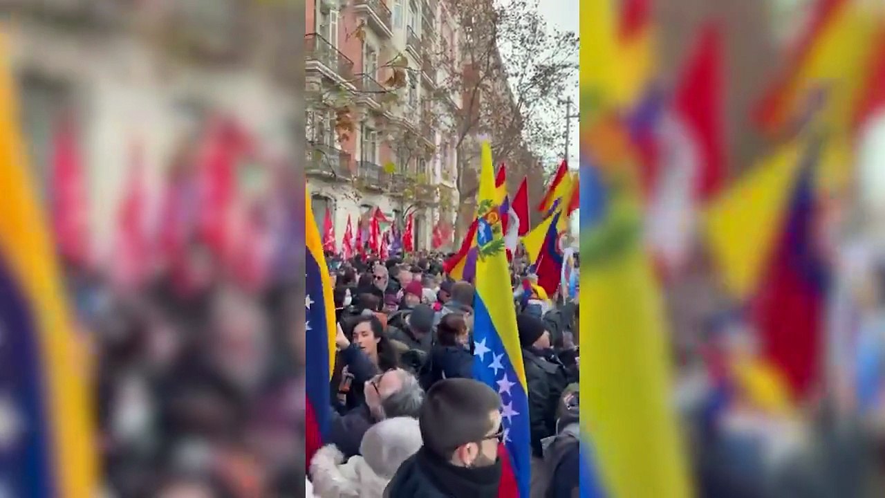 Protesta en España frente a la embajada de Estados Unidos por la intervención en Venezuela