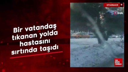 Diyarbakır'da bir vatandaş tıkanan yolda hastasını sırtında taşıdı